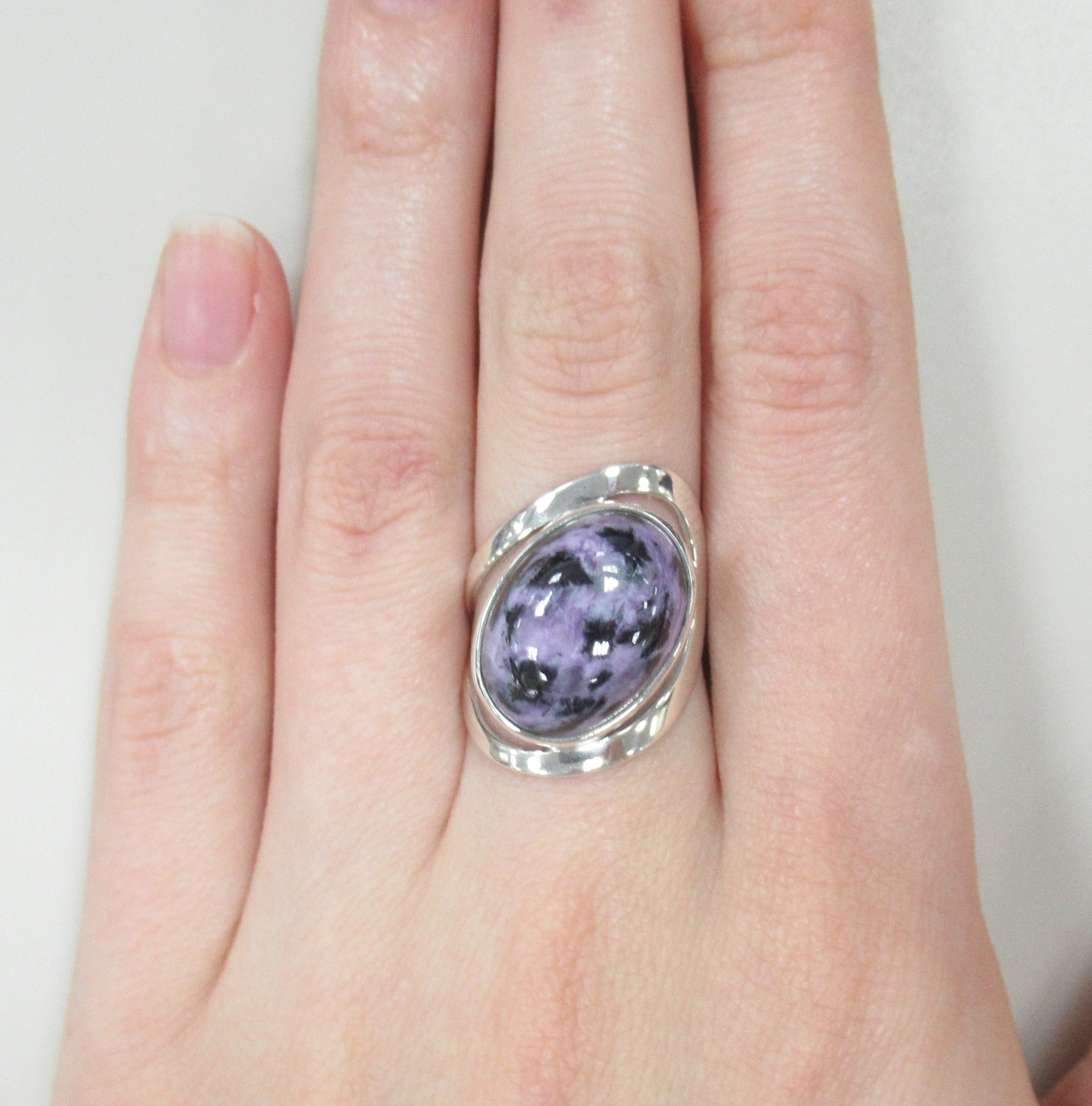 Серебряное кольцо с чароитом